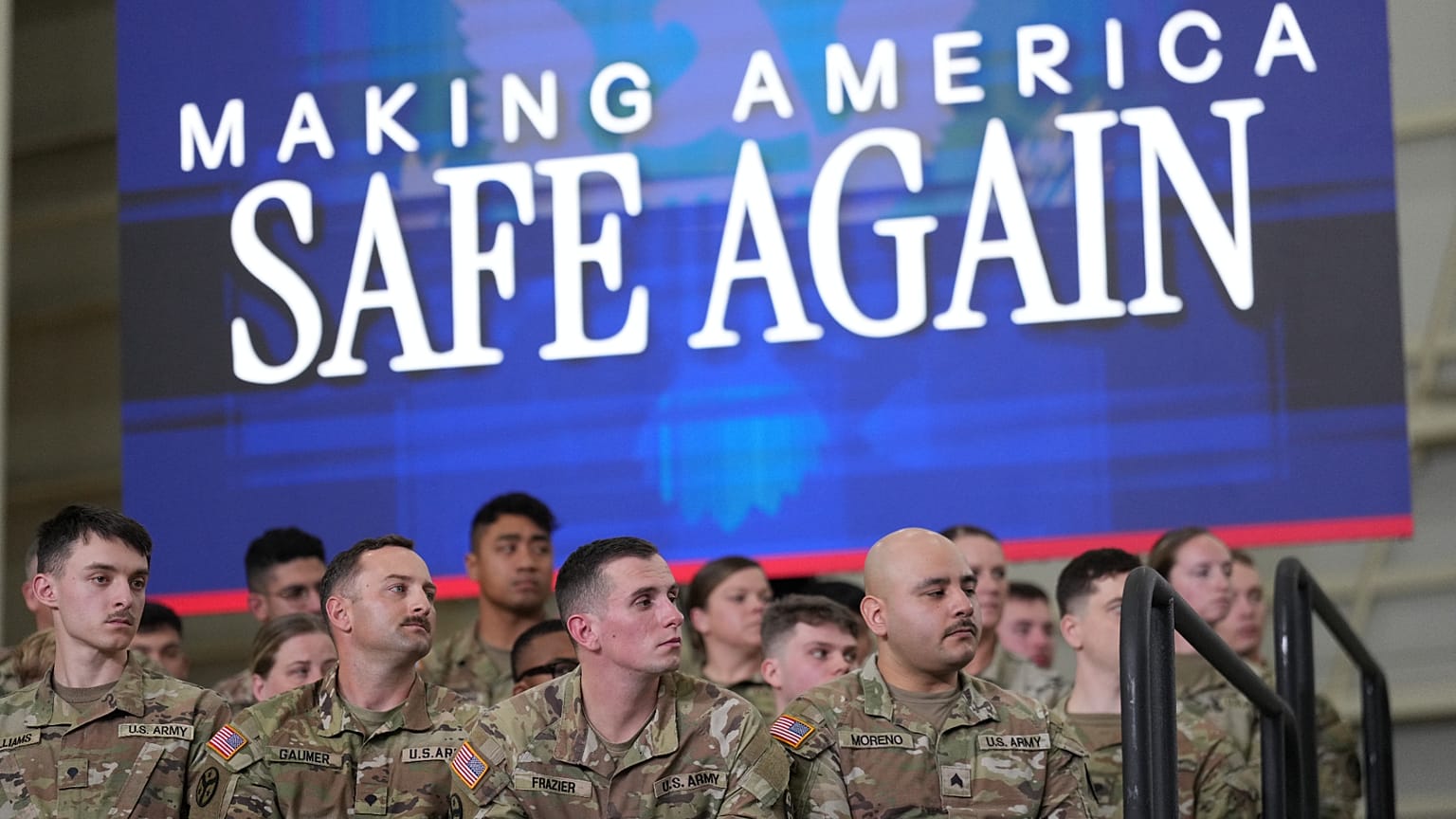 ABD askerleri sahnede Başkan Donald Trump'ı izliyor, Memphis, Tennessee, 23 Mart 2026. (AP Photo/Mark Schiefelbein)