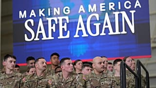 ABD askerleri sahnede Başkan Donald Trump'ı izliyor, Memphis, Tennessee, 23 Mart 2026. (AP Photo/Mark Schiefelbein)