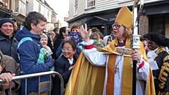 Nach Inthronisation zur Erzbischöfin von Canterbury: Sarah Mullally spricht mit Bürgerinnen und Bürgern.