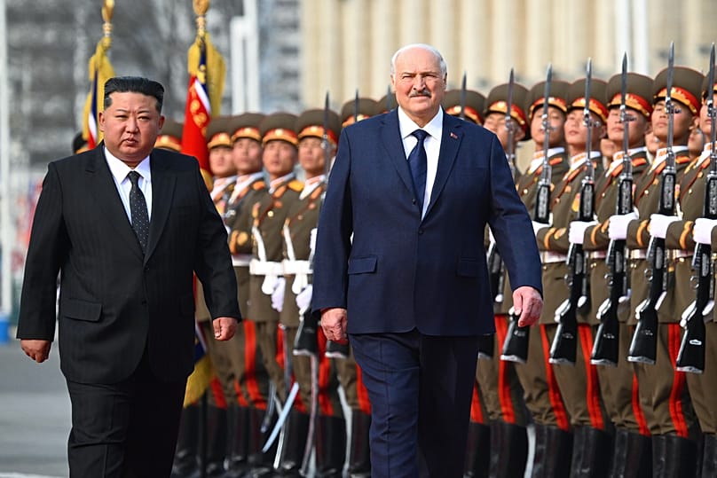 Kim Jong-un y Alexander Lukashenko revisan las filas militares