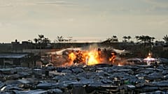 Rauch und Flammen steigen nach einem israelischen Luftangriff auf ein Ziel in Deir al-Balah auf.