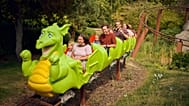Familien fahren mit der Achterbahn 'Dragon's Apprentice' im LEGOLAND Windsor Resort