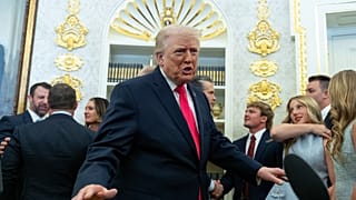 الرئيس دونالد ترامب يتحدث إلى الصحفيين خلال مراسم أداء اليمين الدستورية لوزير الأمن الداخلي ماركواين مولين في المكتب البيضاوي بالبيت الأبيض، يوم الثلاثاء 24 مارس/آذار 2026