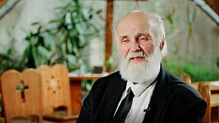 Iványi Gábor lelkész interjút ad az Euronews-nak Budapesten, a Megbékélés Házában, 2026 március 9-án