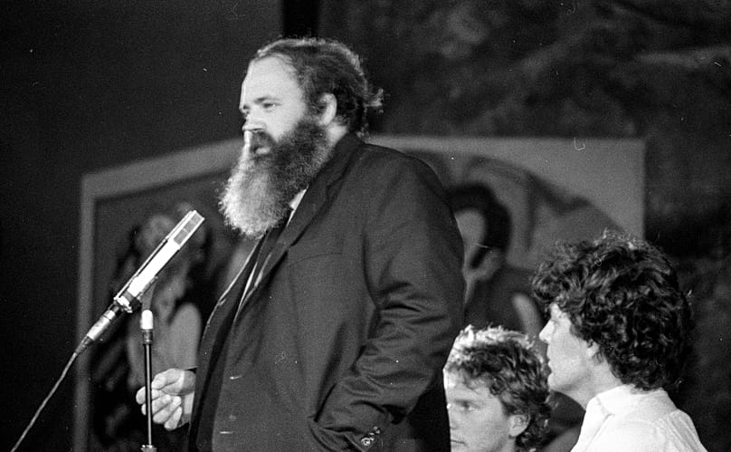 A mikrofonnál Iványi Gábor, mögötte Fodor Gábor, jobbra Miszlivetz Ferenc - 1989