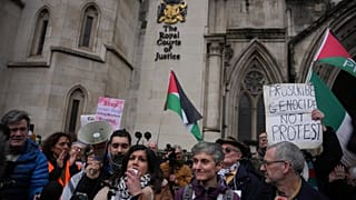 أنصار "بالستاين أكشن" ينظمون احتجاجًا خارج محكمة العدل الملكية في لندن،