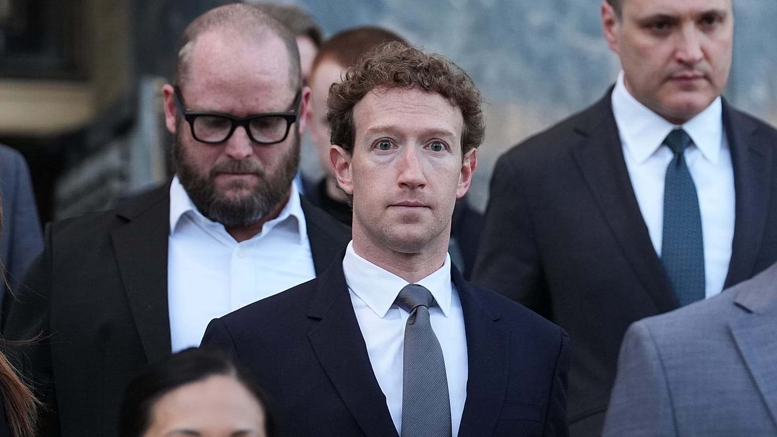 Il CEO di Meta Mark Zuckerberg lascia l'aula dopo aver testimoniato in un processo sui social che creano dipendenza e danneggiano minori, mercoledì 18 febbraio 2026, a Lo