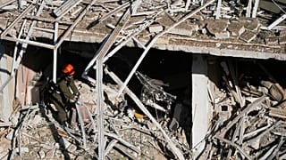 ضابط إنقاذ إسرائيلي يرد في موقع ضربة صاروخية إيرانية في تل أبيب،إسرائيل