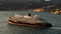 Ein Explora-Schiff unter Segeln