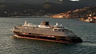 Ein Explora-Schiff unter Segeln