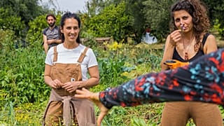 Η Σίλα Ντάρμος είναι αγρότισσα τρίτης γενιάς και κοινωνική επιχειρηματίας στις οργανώσεις The Southern Lights και Regenerative Farming Greece.