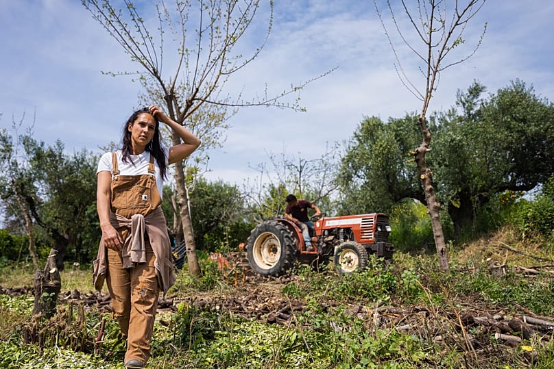 Sheila Darmos harmadik generációs gazdálkodó és társadalmi vállalkozó, aki a gazdálkodásban és a vidéki közösségekben zajló rendszerszintű átmeneteket segíti elő Görögországban.