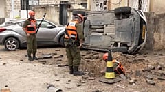 Anwohner und Einsatzkräfte begutachten Schäden durch Trümmer iranischer Raketen, die über Kfar Qassem im Zentrum Israels abgefangen wurden.