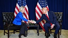 Il Presidente degli Stati Uniti Donald Trump e la Presidente della Commissione europea Ursula von der Leyen hanno concluso un accordo commerciale nel luglio 2025.
