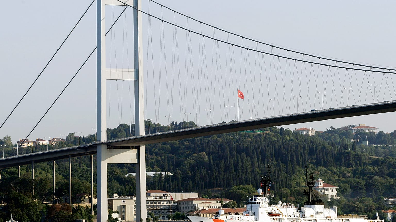 زورق خفر السواحل البحري دالاس يمر عبر مضيق البوسفور، إسطنبول، تركيا، 