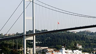 زورق خفر السواحل البحري دالاس يمر عبر مضيق البوسفور، إسطنبول، تركيا، 