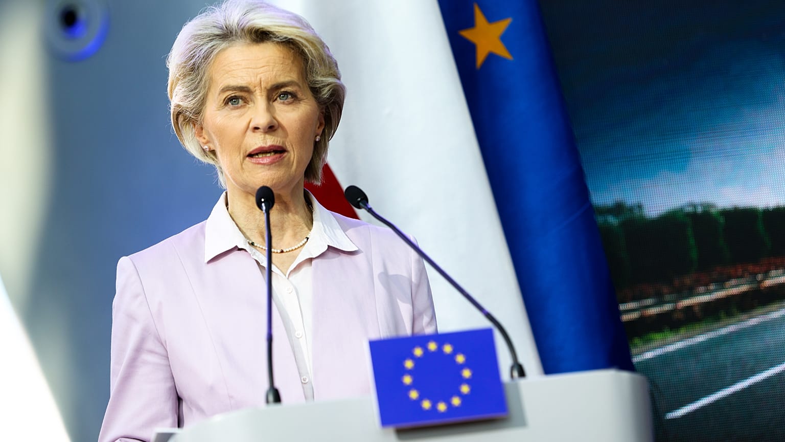 Przewodnicząca Komisji Europejskiej Ursula von der Leyen uczestniczyła w konferencji prasowej z prezydentem Andrzejem Dudą i premierem Mateuszem Morawieckim, 2 czerwca 2022 r.