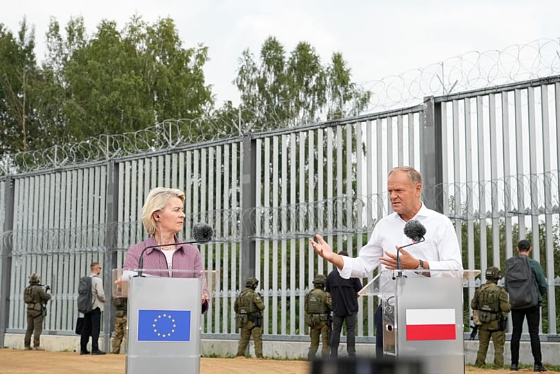 Premier Polski Donald Tusk (z prawej) oraz przewodnicząca Komisji Europejskiej Ursula von der Leyen wygłosili oświadczenie dla mediów podczas wizyty w Krynkach, w Polsce.