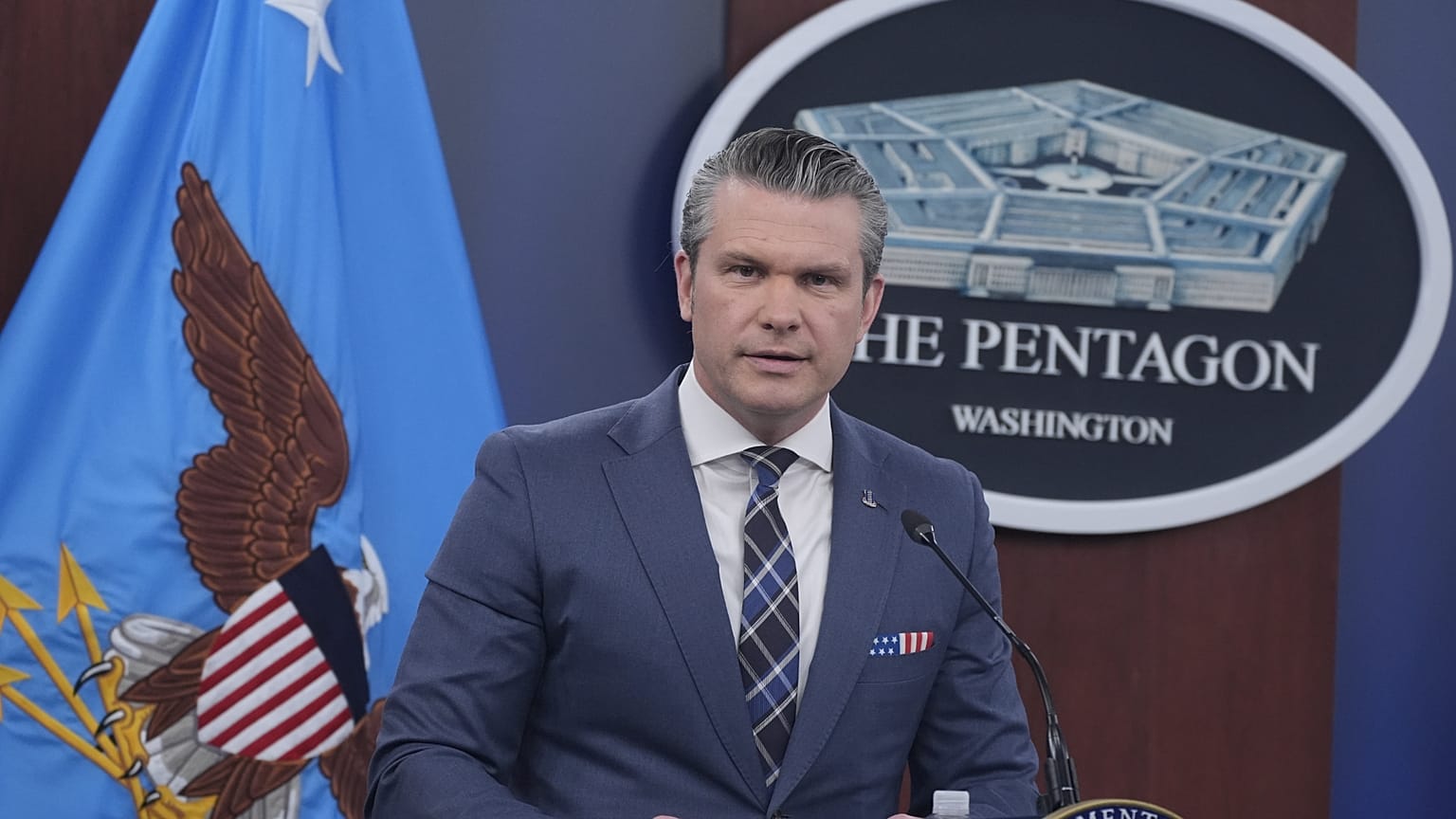 وزير الدفاع بيت هيغسيث يتحدث إلى أعضاء وسائل الإعلام خلال مؤتمر صحفي في البنتاغون بواشنطن، يوم الخميس 19 مارس 2026. (صورة من وكالة أسوشيتد برس/مانويل بالسي سينيتا)