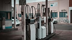 Zapfsäulen an einer Tankstelle in Polen - Symbolbild