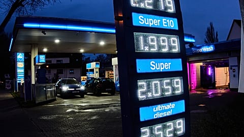 Η κυβέρνηση θέλει νέους κανόνες για να περιορίσει την άνοδο των τιμών της βενζίνης