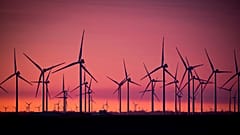 Windräder eines Windparks im Soenke-Nissen-Koog an der Nordsee bei Bordelum stehen im Licht der aufgehenden Sonne am Dienstag, dem neunten März zweitausendeinundzwanzig.