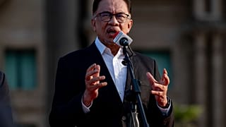  يتحدث رئيس الوزراء الماليزي أنور إبراهيم إلى موظفي مكتب رئيس الوزراء خلال التجمع الشهري الأول في بوتراجايا، ماليزيا