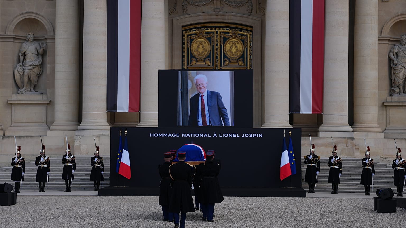 Arrivée du cercueil de Lionel Jospin aux Invalides, le 26 mars 2026