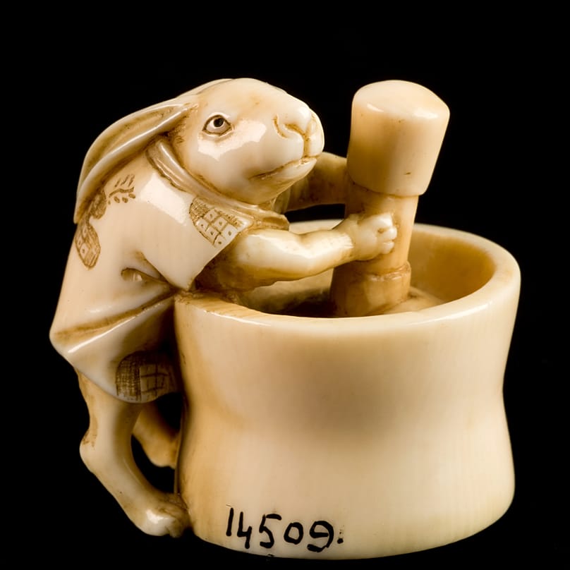 Netsuke, Hare/rabbit pounding with pestle and mortar, Japan (1701-1900)