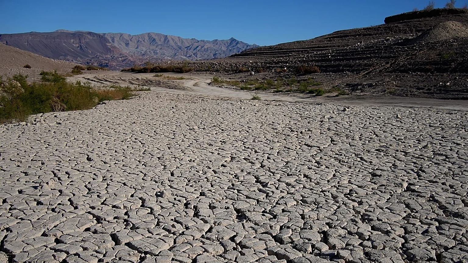 FILE - زمین ترک‌خورده در منطقه‌ای دیده می‌شود که زمانی زیر آب دریاچه مید قرار داشت