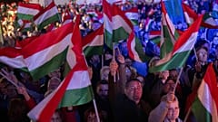 Anhänger von Ministerpräsident Viktor Orbán schwenken Fahnen bei einem Wahlkampftermin auf dem Land in Kaposvár, Ungarn, am 16. März 2026 vor der Parlamentswahl am zwölften April.