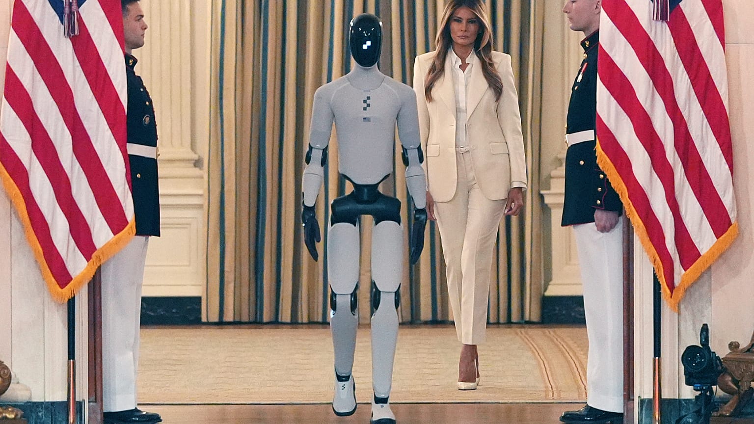La primera dama Melania Trump llega acompañada por un robot para asistir a la cumbre "Fostering the Future Together Global Coalition Summit",