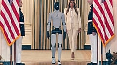 First Lady Melania Trump trifft mit einem Roboter zum Gipfel „Fostering the Future Together Global Coalition Summit“ ein.