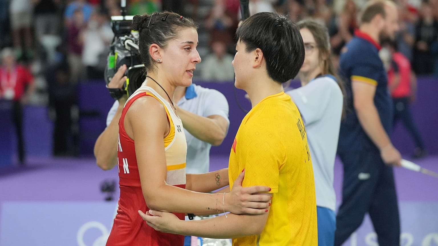 Marín se abraza con He Bingjiao tras sufrir, durante una semifinal, la herida en su rodilla derecha que truncaría definitivamente su carrera en las olimpiadas de París 2024