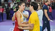 Marín se abraza con He Bingjiao tras sufrir, durante una semifinal, la herida en su rodilla derecha que truncaría definitivamente su carrera en las olimpiadas de París 2024