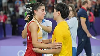 Marín se abraza con He Bingjiao tras sufrir, durante una semifinal, la herida en su rodilla derecha que truncaría definitivamente su carrera en las olimpiadas de París 2024