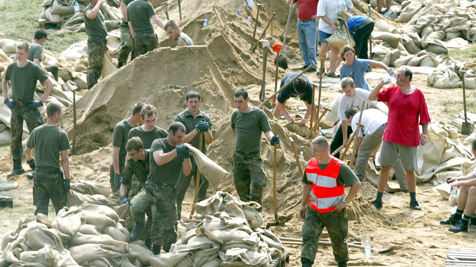 Bayern baut seinen Bevölkerungsschutz aus: In Zukunft soll er auch vor  den Gefahren eines bewaffneten Konflikts schützen.