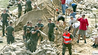 Bayern baut seinen Bevölkerungsschutz aus: In Zukunft soll er auch vor  den Gefahren eines bewaffneten Konflikts schützen.