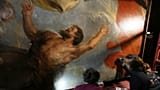 ARCHIV: Konservatoren restaurieren Rubens’ „Die thronende Madonna, von Heiligen verehrt“ im Königlichen Museum der Schönen Künste Belgiens in Antwerpen, 28. Jan. 2025