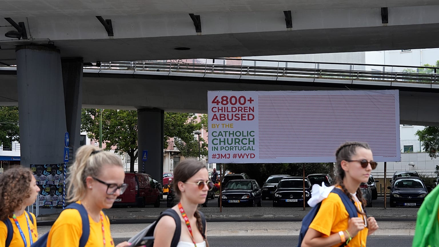 Plakat unter einem Viadukt in Lissabon beim Weltjugendtag 2023 in Lissabon, Portugal