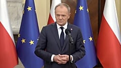 Donald Tusk kündigte auf einer Pressekonferenz die Annahmen des CPN-Projekts an - niedrigere Kraftstoffpreise.