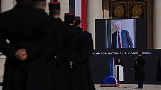 Le président français Emmanuel Macron prononce un discours lors de la cérémonie d'hommage national à l'ancien premier ministre français Lionel Jospin, à Paris, le 26 mars 2026.