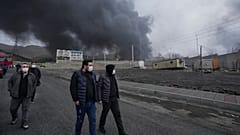 ARCHIV - Dichte Rauchwolke steigt am achten März zweitausendsechsundzwanzig über einem nachts getroffenen Öllager in Teheran im Iran auf.