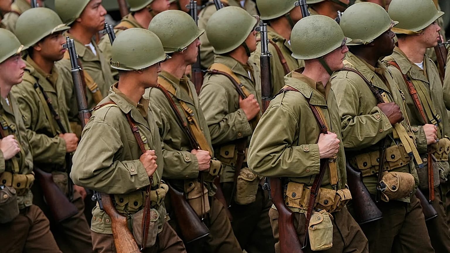 جنود من الفرقة 82 بزيّ الحرب العالمية الثانية خلال عرض عسكري في واشنطن بمناسبة الذكرى الـ250 للجيش، في 14 يونيو 2025.