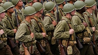 جنود من الفرقة 82 بزيّ الحرب العالمية الثانية خلال عرض عسكري في واشنطن بمناسبة الذكرى الـ250 للجيش، في 14 يونيو 2025.