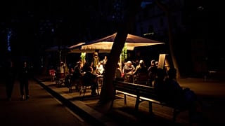 Clientes cenan en un restaurante iluminado por un generador durante un apagón en Barcelona, ​​España, el lunes 28 de abril de 2025.