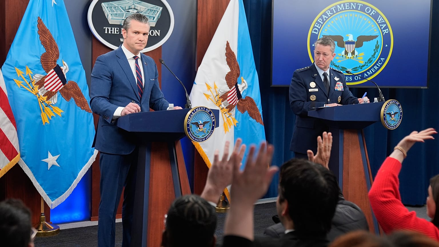 تحدث وزير الدفاع بيت هيغسيث ورئيس هيئة الأركان المشتركة الجنرال دان كين وأجابا على الأسئلة خلال مؤتمر صحفي في البنتاغون، يوم الاثنين 2 مارس/آذار 2026، في واشنطن. (صورة من وكال