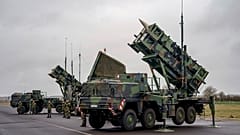 DOSYA - Alman kuvvetleri Bundeswehr'e ait "Patriot" uçaksavar füze sistemleri Schwesing, Almanya, 17 Mart 2022.