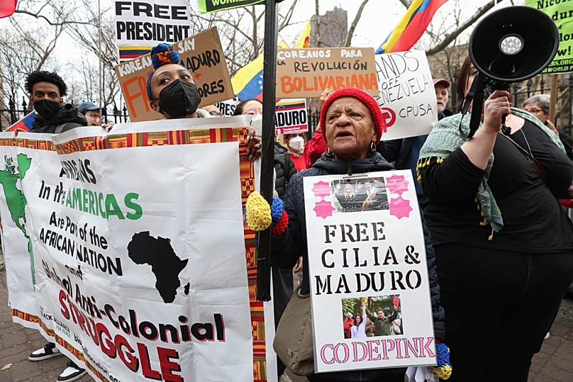Manifestantes protestan frente al tribunal federal de Manhattan antes de una audiencia preliminar en el caso de narcotráfico del expresidente venezolano Nicolás Maduro, el 26 