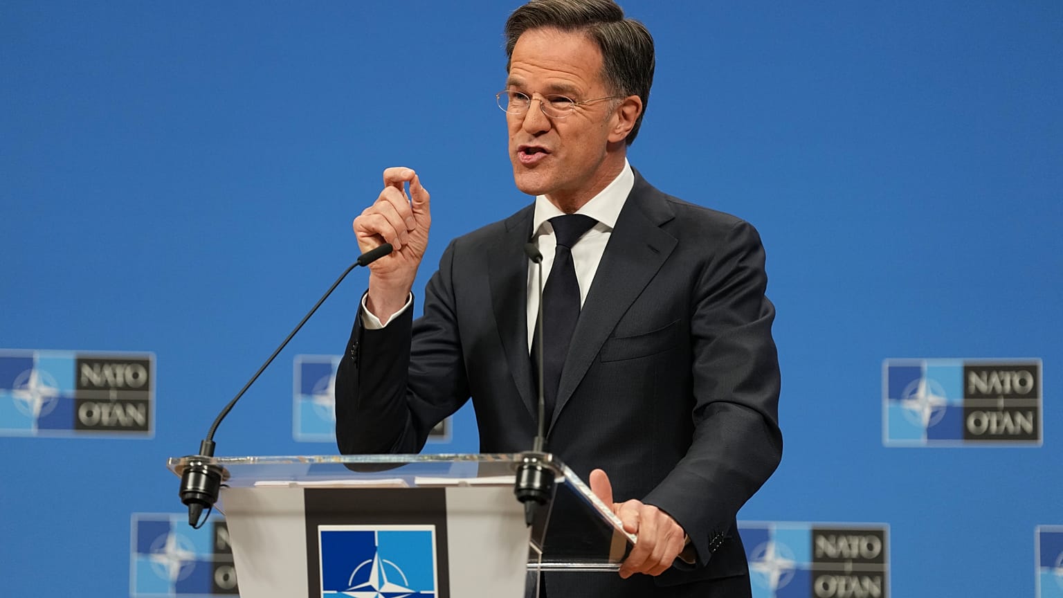 Sekretarz generalny NATO Mark Rutte przemawia podczas prezentacji rocznego sprawozdania NATO w Brukseli, w czwartek 26 marca 2026 r.